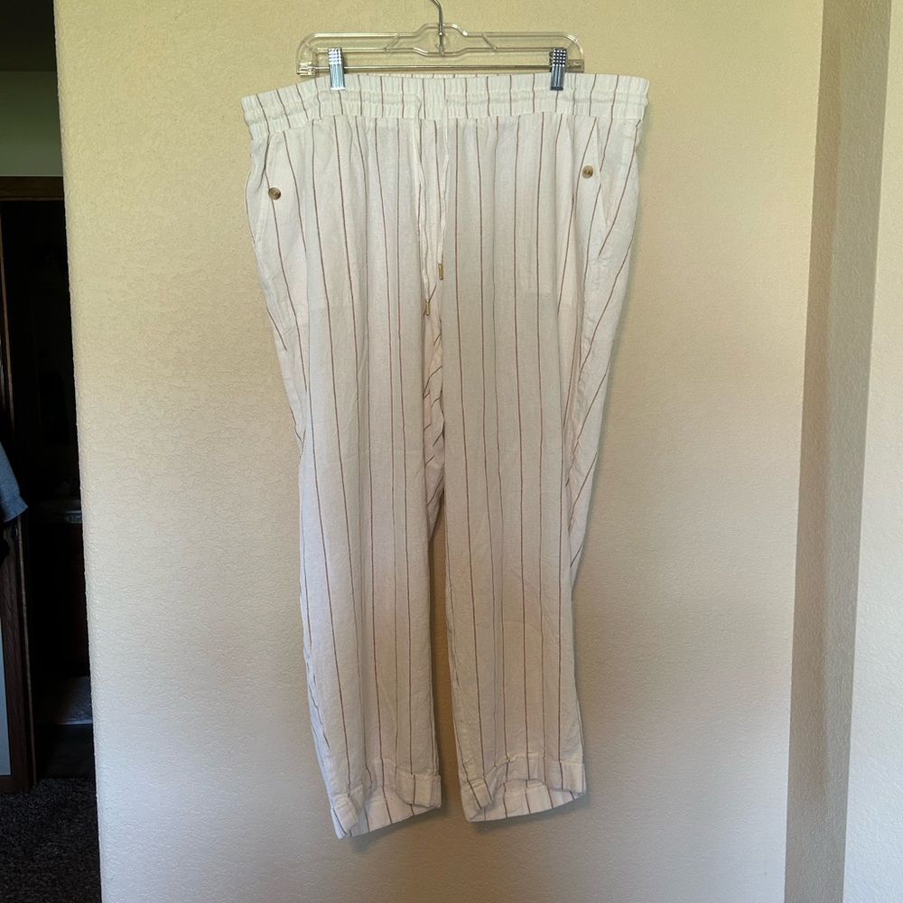Jones New York White Cropped Pants with Stripes